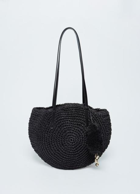 Bolso negro de rafia de Sfera (19,99 euros)