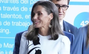 Letizia arrasa con el look de invitada perfecto en los Premios Princesa de Girona: vestido con flores y sandalias de tacón cómodo