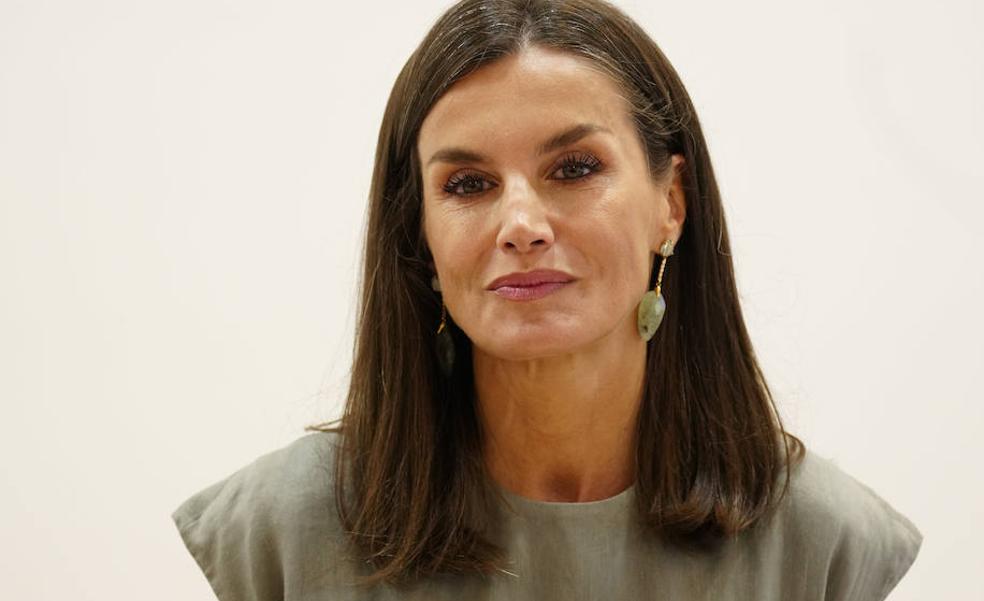 La reina Letizia sorprende en Girona con un look de influencer: vestido largo alquilado, pendientes XL y sandalias planas