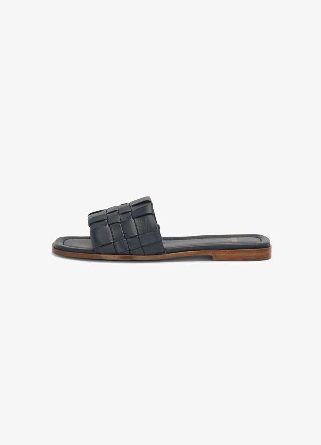 Sandalias de piel negras de Lottusse, 245,75 euros.