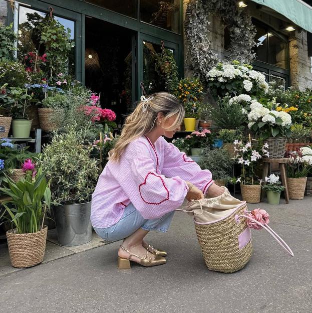 Influencer francesa con zapatos estilo parisino