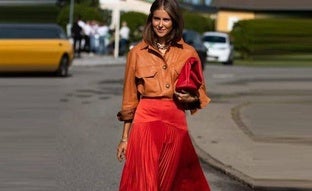 Faldas rojas, la prenda de moda que más favorece según el street style