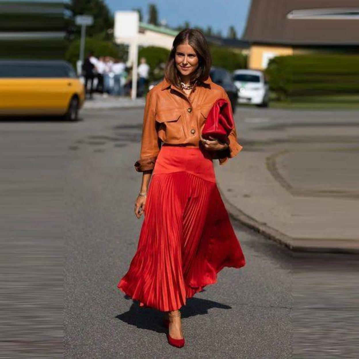 Influencer con falda roja tendencia/@NINASANDBECH