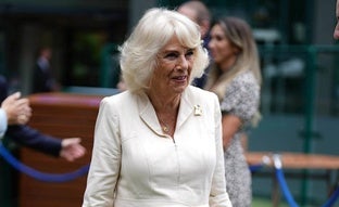 El polémico detalle del último look de la reina Camilla: un guiño a Lady Di con este bolso de lujo