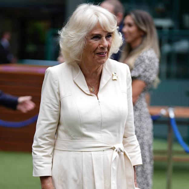 El polémico detalle del último look de la reina Camilla: un guiño a Lady Di con este bolso de lujo