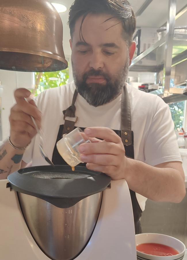 El chef Juanlu Fdez. en plena preparación de su gazpacho en Chez Lumière. /AFL