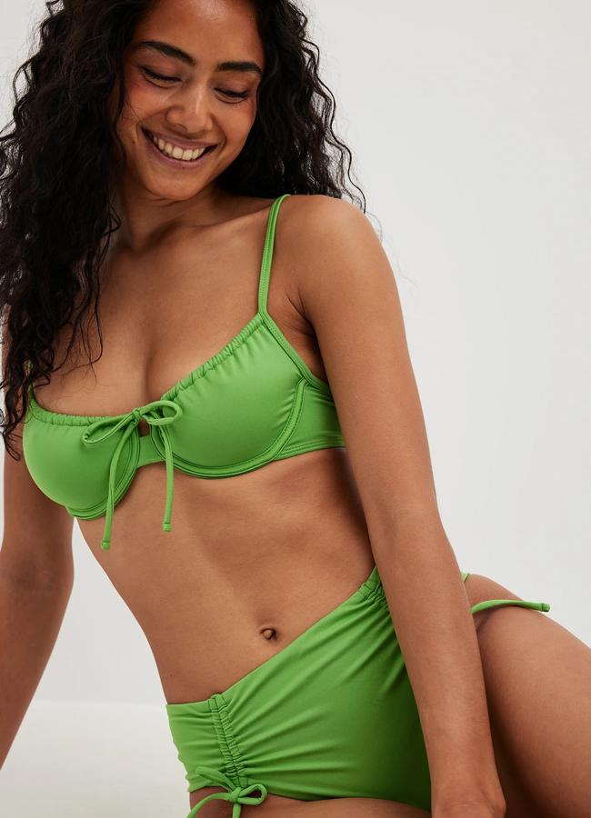 Bikini verde de NA-KD, braguita 8,99 euros y top 17,95 euros.