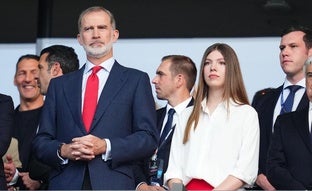 El look de la infanta Sofía para apoyar a España en la Eurocopa: una camisa que combina con todo y pantalones con un significado especial