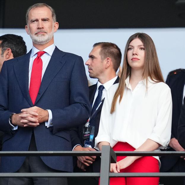 El look de la infanta Sofía para apoyar a España en la Eurocopa: una camisa que combina con todo y pantalones con un significado especial