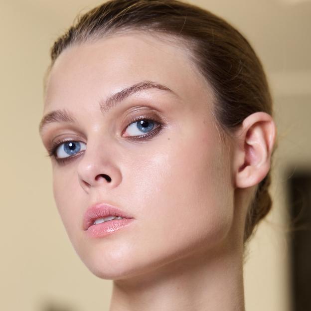 Así es la base de maquillaje en barra que puedes usar a modo de iluminador y corrector