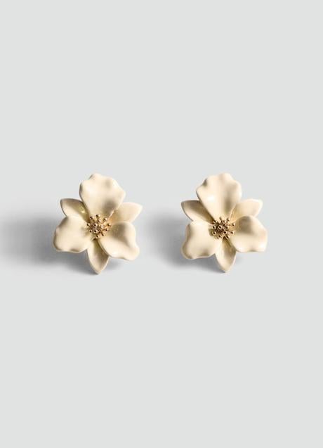 Pendientes con forma de flor de Mango (19,99 euros)