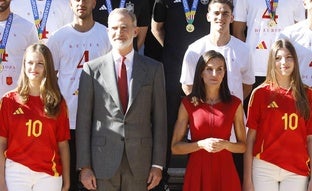 Letizia recibe a la selección con un look perfecto: el vestido rojo de la reina y el mensaje oculto de Leonor y Sofía en sus camisetas