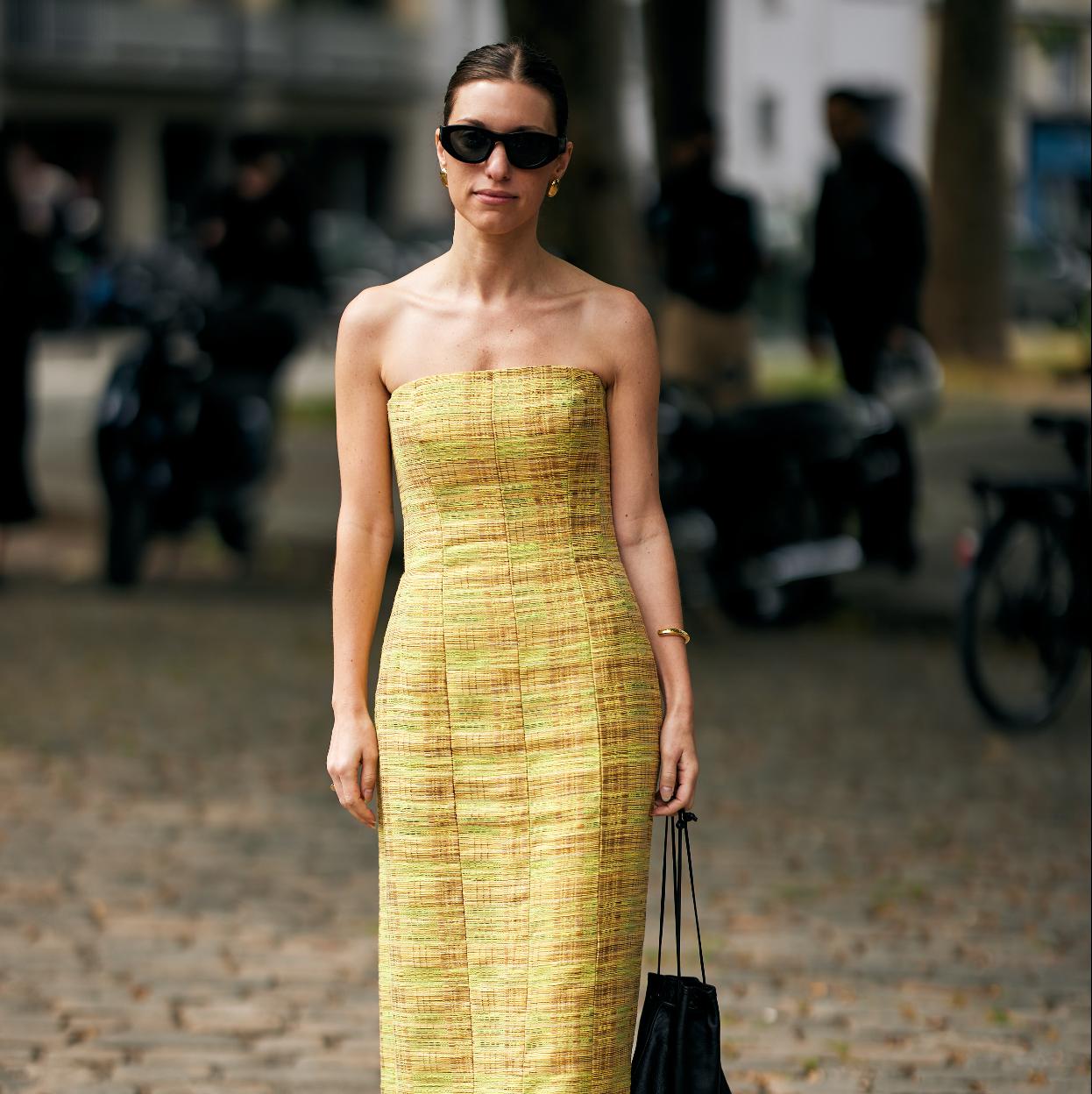 Un look de street style con un vestido de verano./spotlight launchmetrics