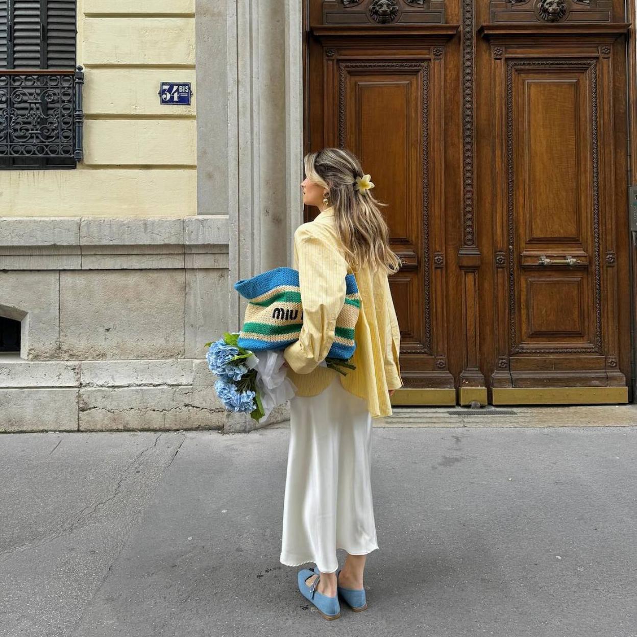 Influencer con camisa básica amarillo mantequilla/@MARIEANDMOOD