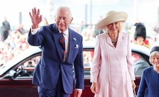 Por qué Carlos y Camilla han tenido que ser evacuados de urgencia: la accidentada visita de los reyes de Inglaterra