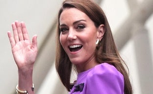 Cinco vestidos de invitada en morado para copiar el look de Kate Middleton en su vuelta