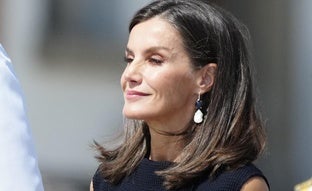 La reina Letizia estrena un vestido negro de Carolina Herrera que estiliza en la entrega de los Reales Despachos en la Escuela Naval