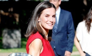 Lo que no se vio de Letizia en la recepción a La Roja: un beso sorpresa, la camiseta de Morata y dos looks repetidos