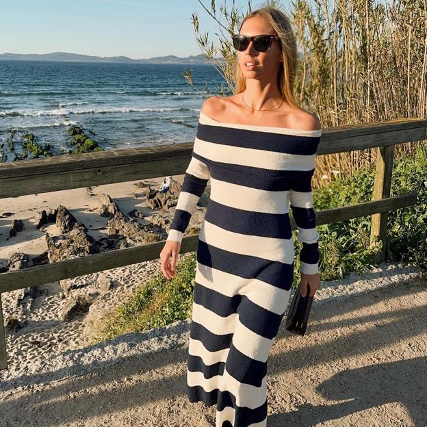 Necesitas uno de estos vestidos de rayas que quedan bien con sandalias y zapatillas