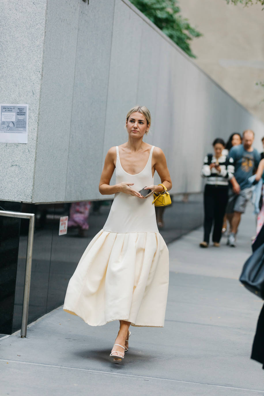 El vestido de cintura baja que sienta genial: por qué es tendencia este verano y cómo combinarlo