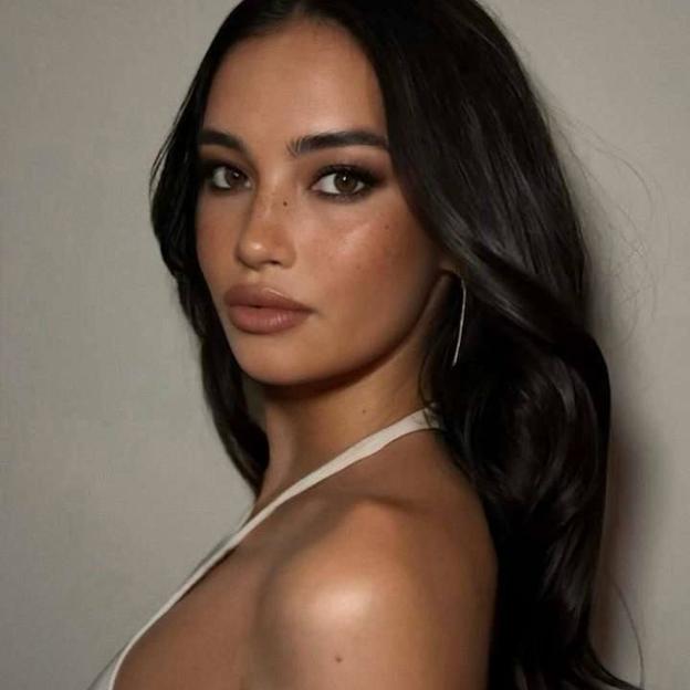 Kelsey Merritt con sérum bronceador luminoso