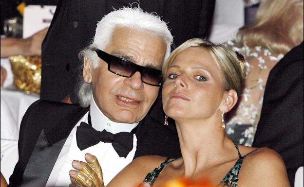 El diseñador Karl Lagerfeld y la princesa Charlène de Mónaco en el Baile de la Cruz Roja de 2006. 