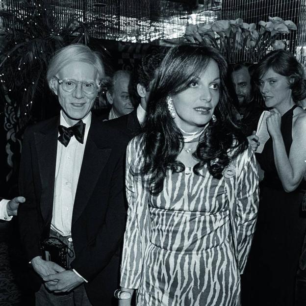 La diseñadora junto a Andy Warhol en 1977.