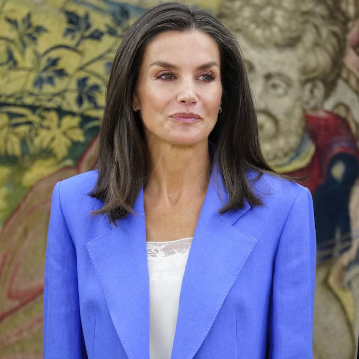 La reina Letizia con un traje de lino de color azul./limited pictures