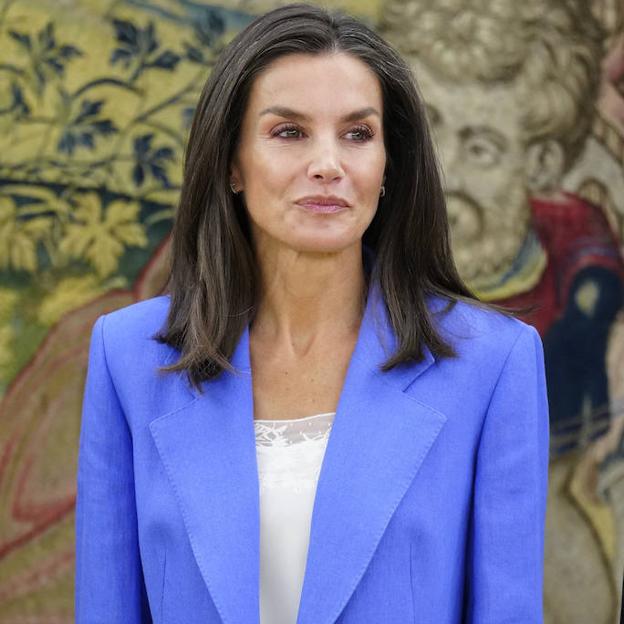 La reina Letizia con un traje de lino de color azul.