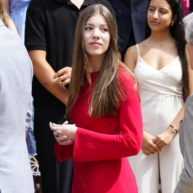 El espectacular vestido rojo de Mango de la infanta Sofía: asimétrico, con manga acampanada y diseño estilizador