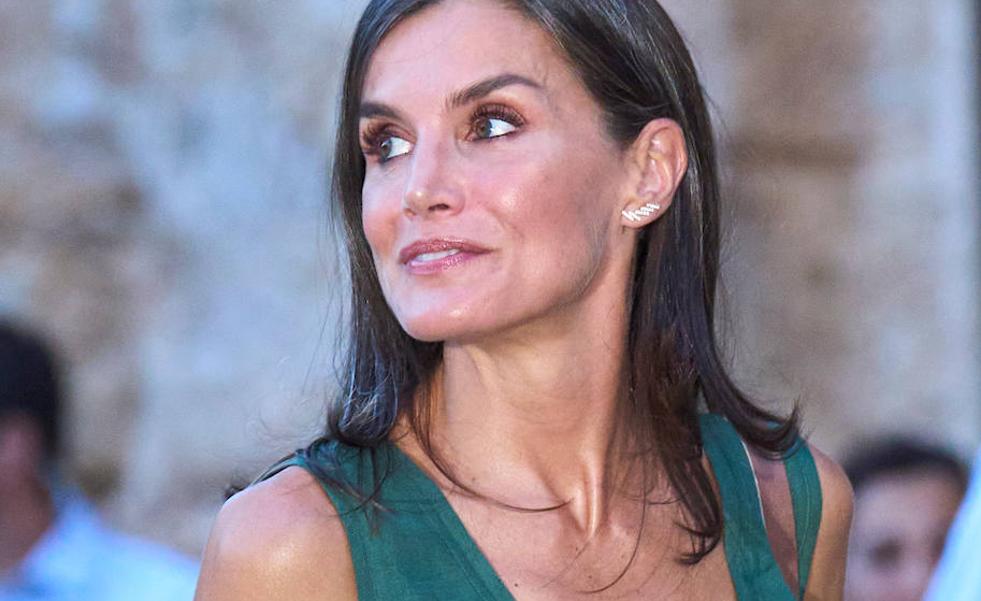 La reina Letizia de vacaciones: 10 looks sport que ha llevado en Mallorca con pantalones cortos, sandalias planas y vestidos cómodos