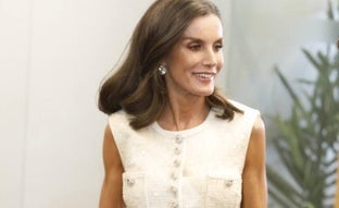 La reina Letizia estrena un original vestido blanco con unas sandalias de tacón cómodo en los Premios Mariano de Cavia