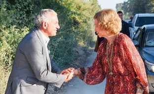 El look bohemio y elegante de doña Sofía en Atapuerca: vestido tipo caftán, alpargatas y bolso rústico