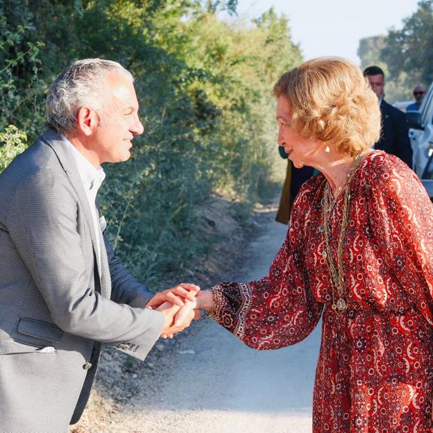 El look bohemio y elegante de doña Sofía en Atapuerca: vestido tipo caftán, alpargatas y bolso rústico