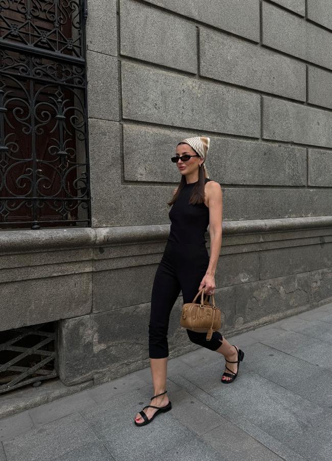 Una influencer con bermudas y accesorios en marrón.