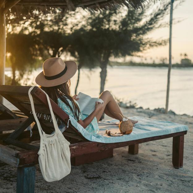 Disfrutar de una buena lectura en una playa es uno de los mayores placeres del verano. 