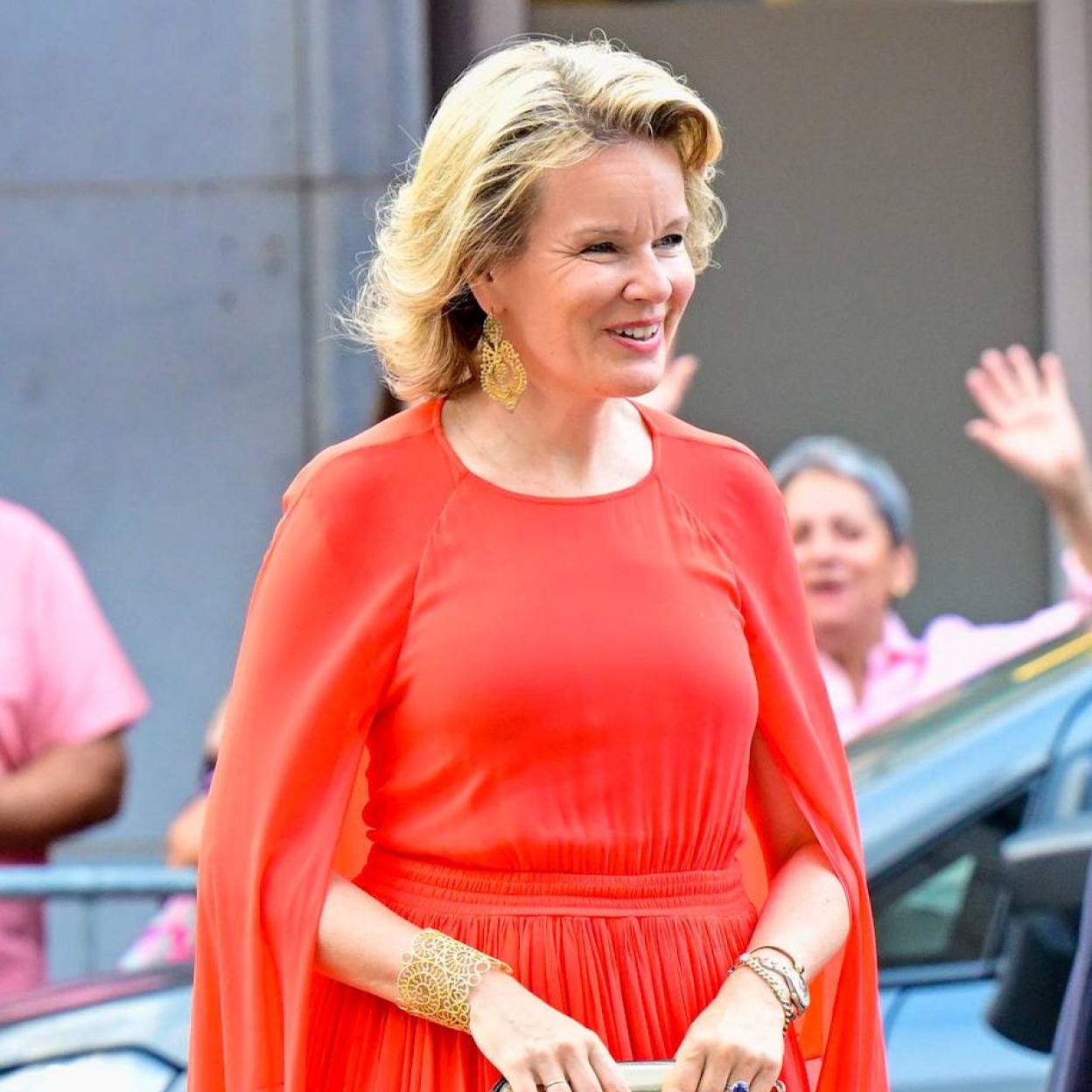 Matilde de Bélgica con un vestido capa de color rojo./gtres