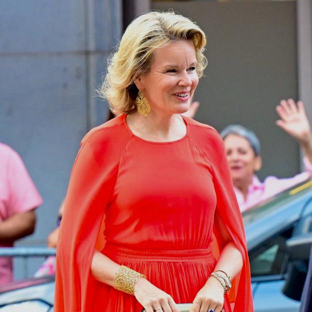 Confirmado, este es el vestido favorito de las royals: Matilde de Bélgica copia a la reina Letizia su look rojo más bonito