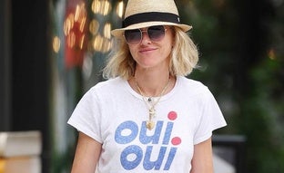 El truco de estilo que rejuvenece a los 50 de Naomi Watts: las sandalias tendencia y camiseta con mensaje