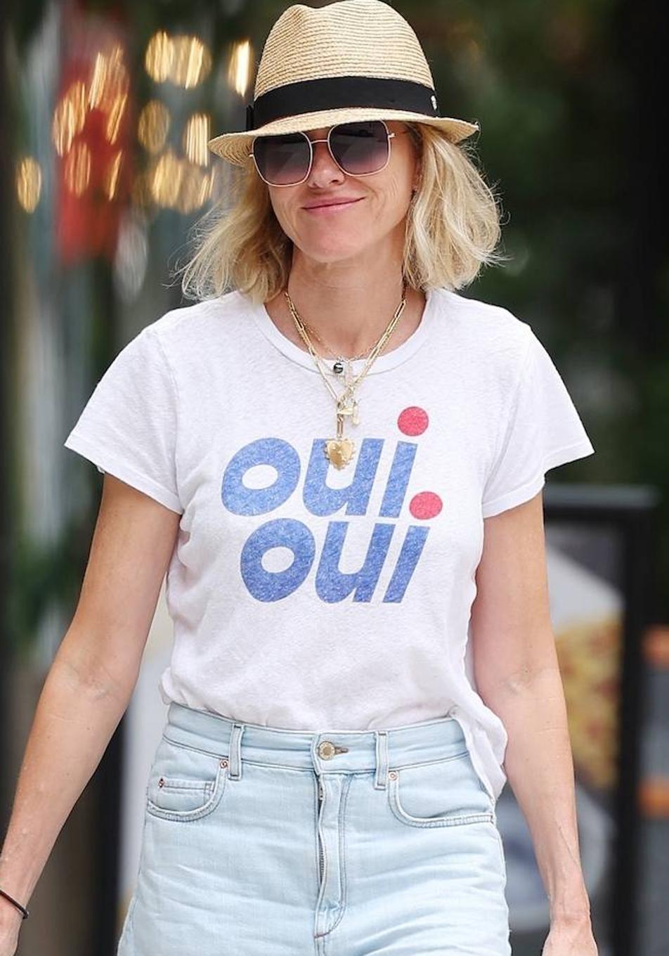 El truco de estilo que rejuvenece a los 50 de Naomi Watts: las sandalias tendencia y camiseta con mensaje