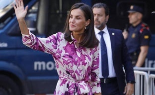 La reina Letizia estrena en Barcelona un precioso vestido camisero de Carolina Herrera con sandalias de tacón cómodo