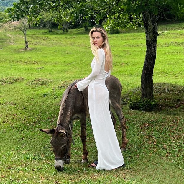 Influencer con vestido blanco