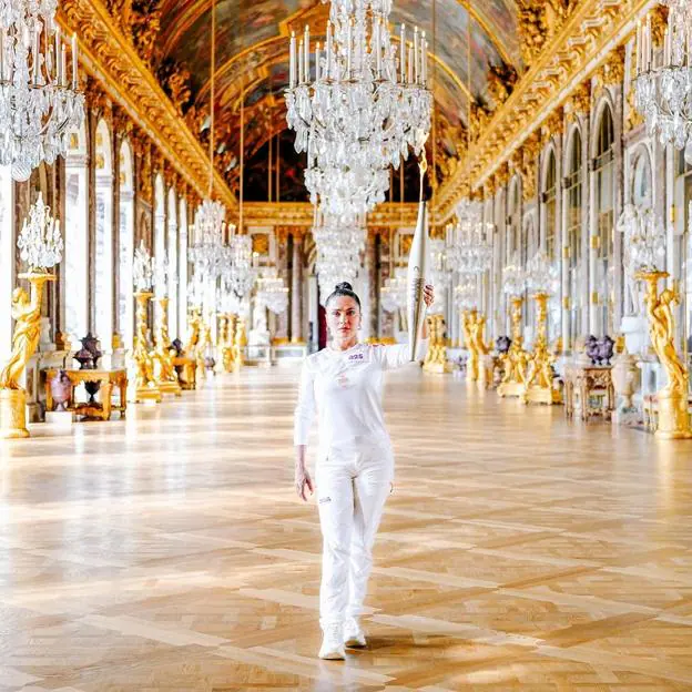 Salma Hayek portando la antorcha olímpica en el Palacio de Versalles.