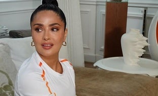 Salma Hayek porta la antorcha olímpica con un peinado muy original y de efecto lifting