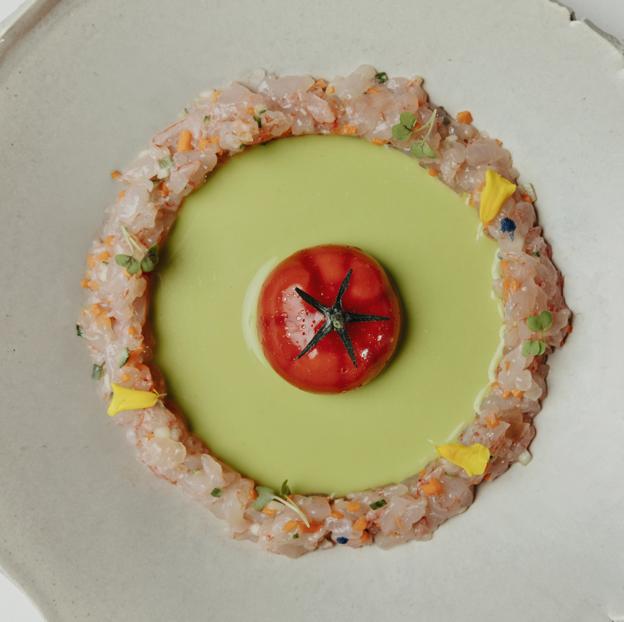 El tomate nitro con gazpacho verde, uno de los platos clásicos de Dani García que los famosos pueden degustar en su restaurante situado en la azotea del Four Seasons.