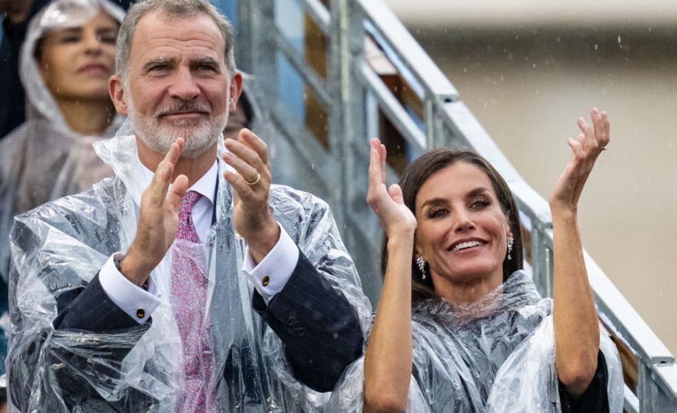 Cónclave royal en los JJOO de París: Letizia bajo la lluvia, reinas con poncho de plástico y el misterio del paraguas desaparecido