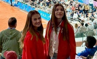 Leonor y Sofía animan a Nadal y Alcaraz en los Juegos Olímpicos: chaquetas de España, vaqueros y el original detalle de la infanta