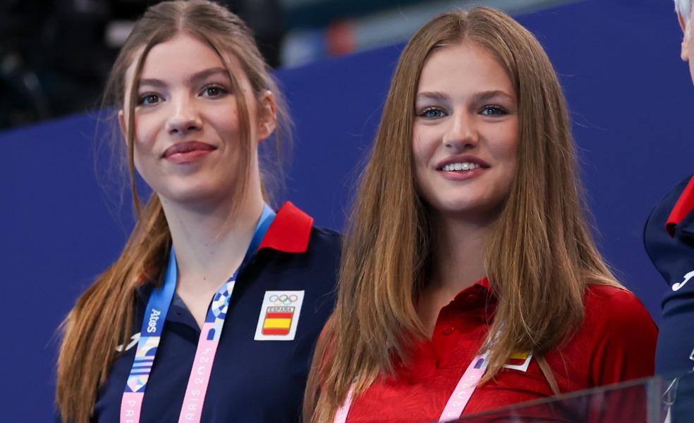 Leonor y Sofía vuelven a marcar tendencia en los Juegos Olímpicos de París: asisten al waterpolo con pantalones campana y peinado de influencer