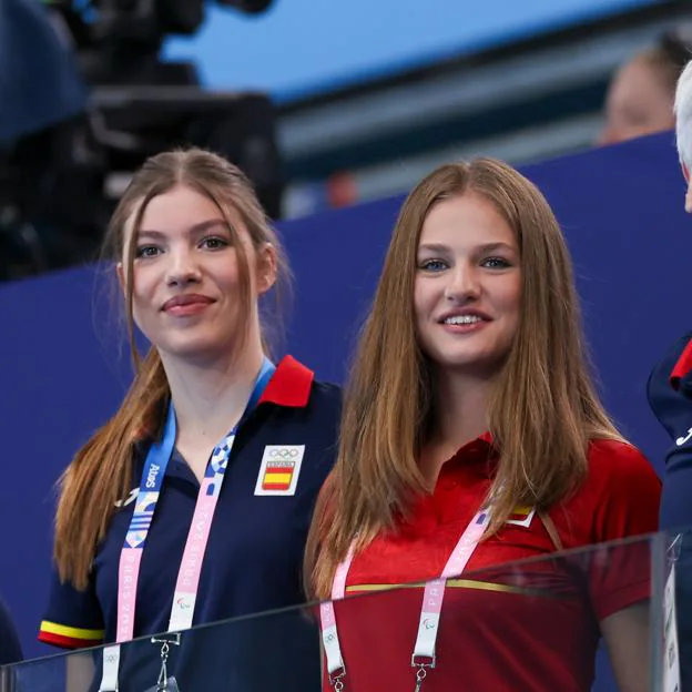 Leonor y Sofía vuelven a marcar tendencia en los Juegos Olímpicos de París: asisten al waterpolo con pantalones campana y peinado de influencer