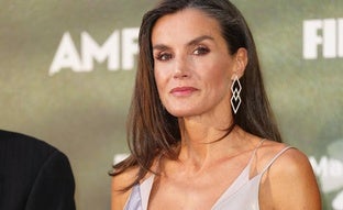 La reina Letizia sorprende en Mallorca con un look sexy: estrena vestido lencero con sandalias de Mango en el Atlàntida Film Fest